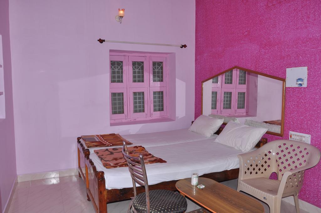 Thilak Home Stay Hampi Extérieur photo